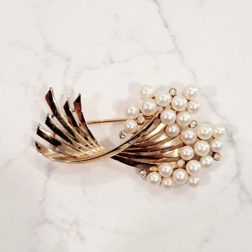 Crown Trifari Faux Pearl Rhinestone Swirl Brooch Gold Tone Cluster Bouquet MCM - Picture 15 of 16